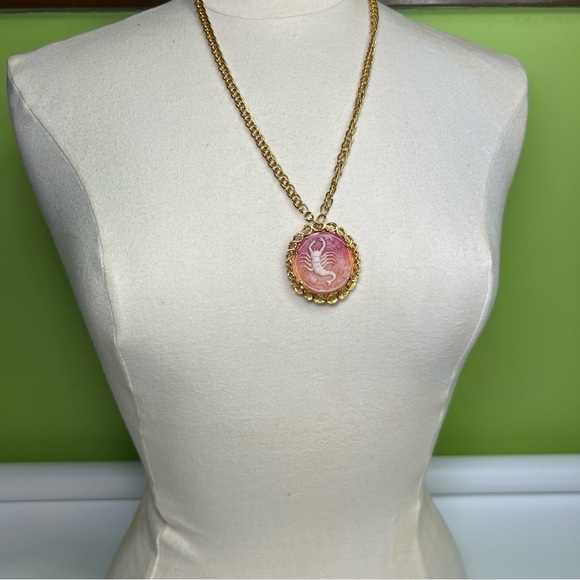 Judy Lee scorpion round pendant gold tone necklace - Picture 2 of 7